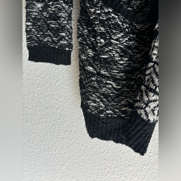 Women’s Long Sleeved Open Front Knit Cardigan - Picture 3 of 9